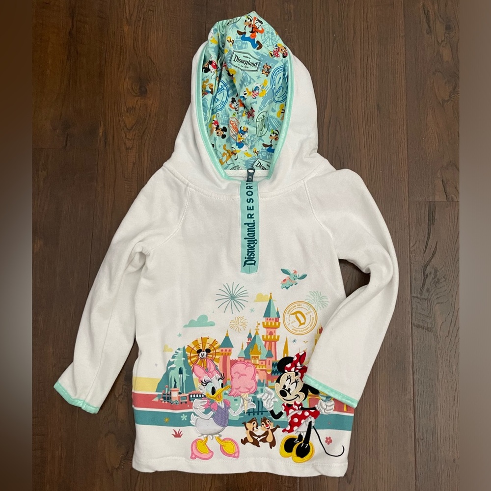 Disneyland sweater in excellent condition